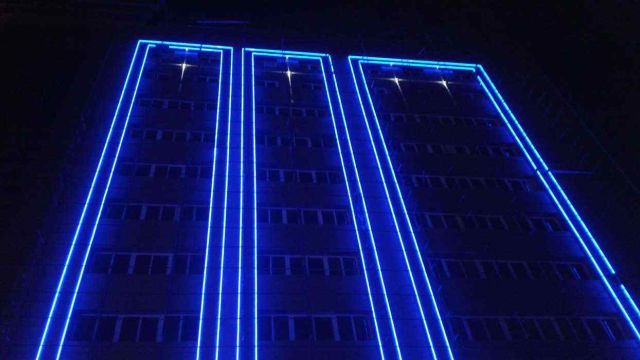 اجرای تاسیسات نورپردازی نما و نصب مانیتور شهری